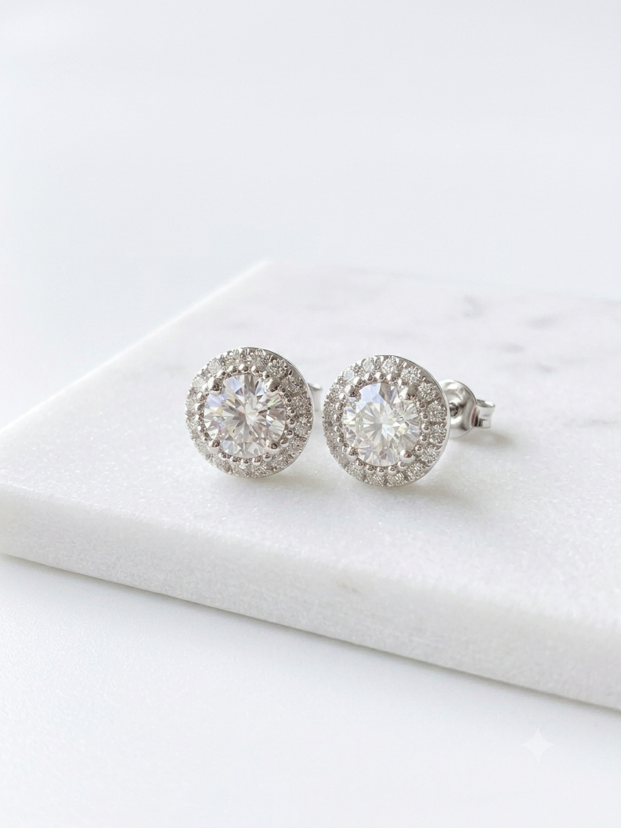 Kadın Etrafı Taşlarla Çevrili Moissanite Taşlı Gümüş Küpe
