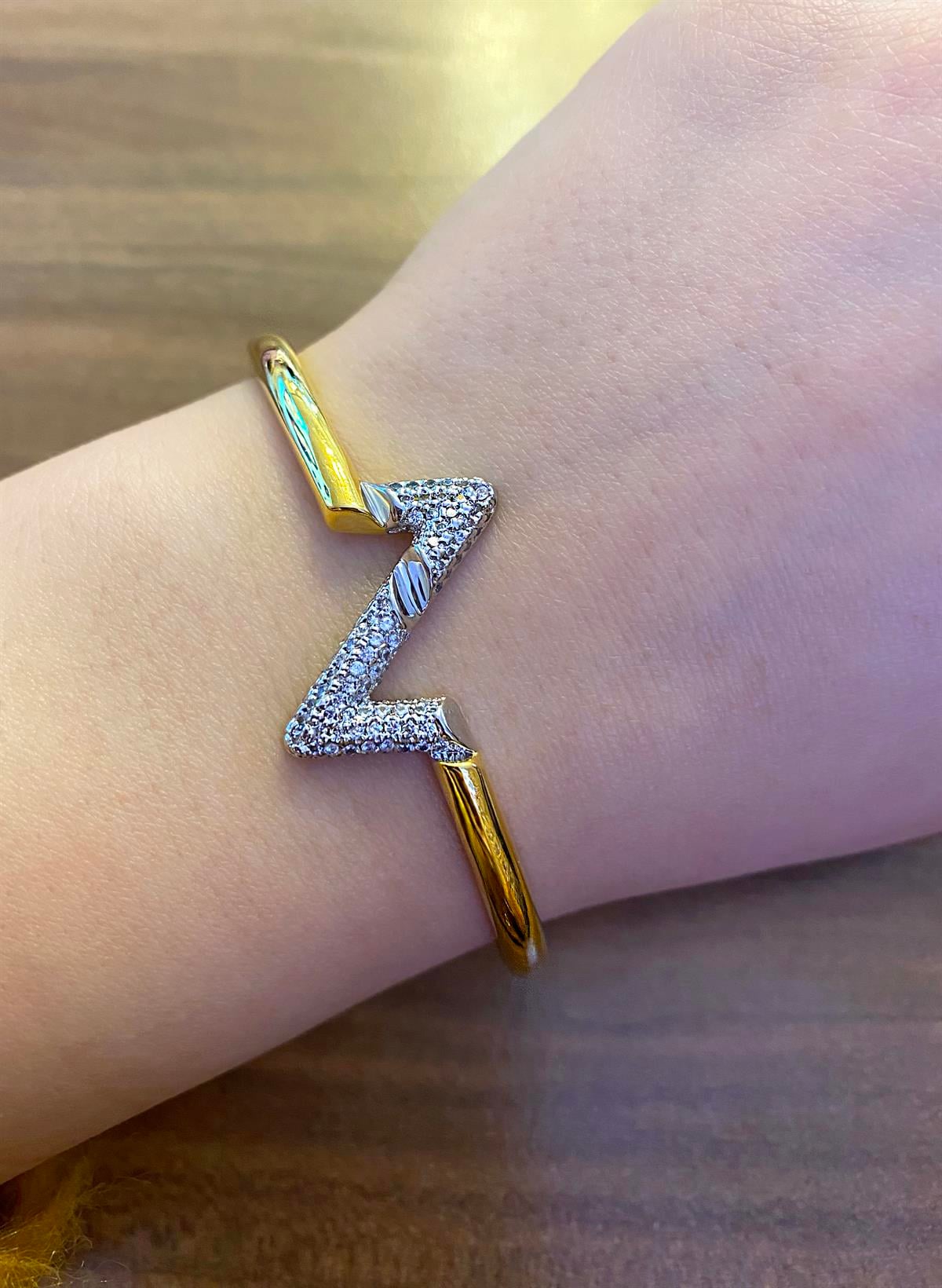 Kadın Gold Renk Taşlı Zikzak Model Çelik Bilezik 