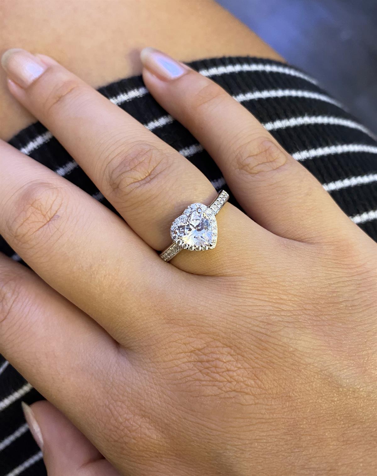 Kadın Kalp Model Taşlı Gümüş Yüzük