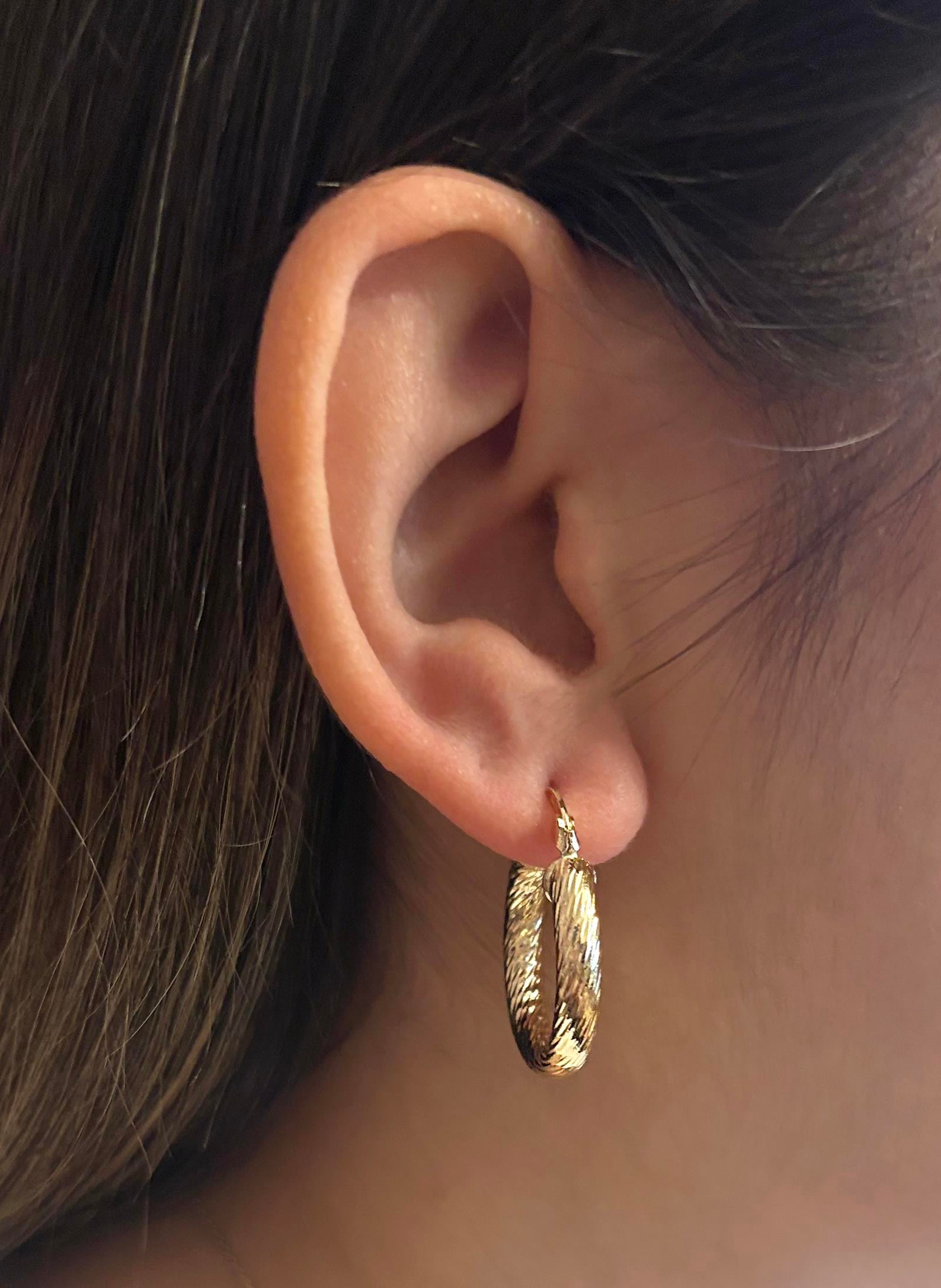 Kadın Kıvrımlı Gold Renk Çelik Küpe