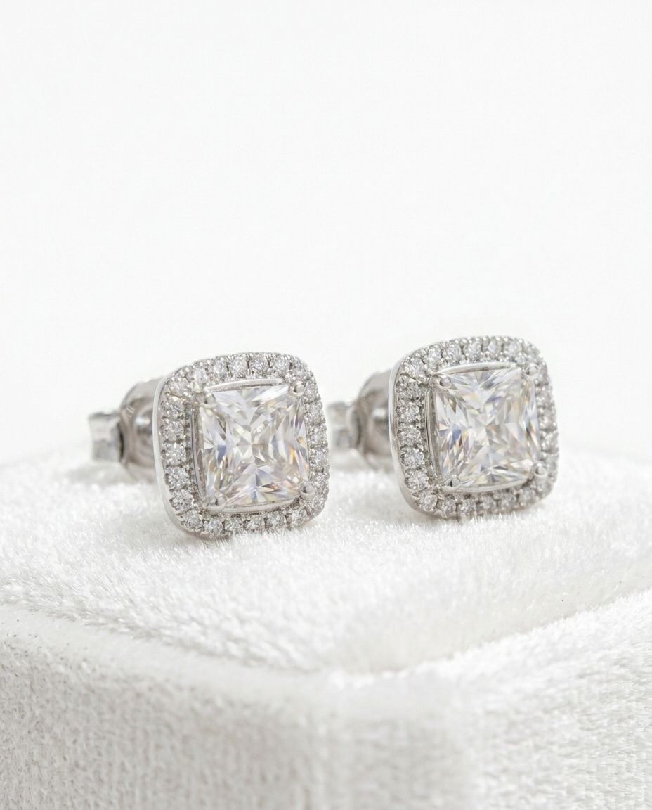 Kadın Moissanite Kare Tek Taş Model Etrafı Sıralı Taş Detay Gümüş Küpe 