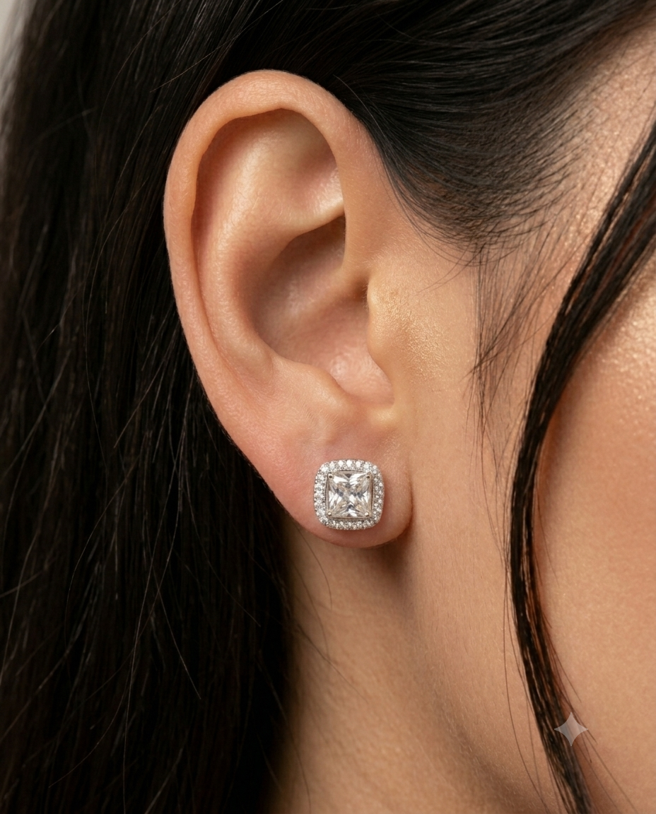 Kadın Moissanite Kare Tek Taş Model Etrafı Sıralı Taş Detay Gümüş Küpe 