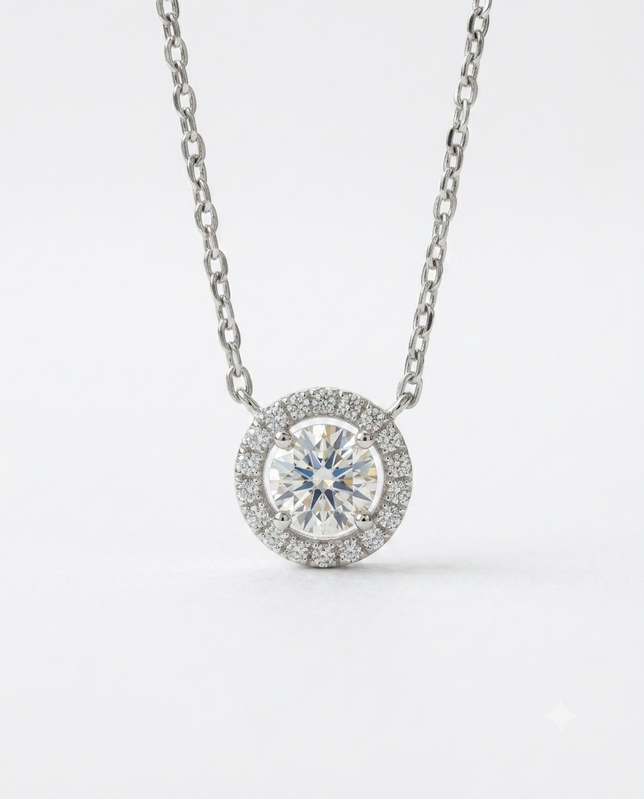 Kadın Moissanite Tek Taş ve Etrafı Sıralı Taş Detay Gümüş Kolye