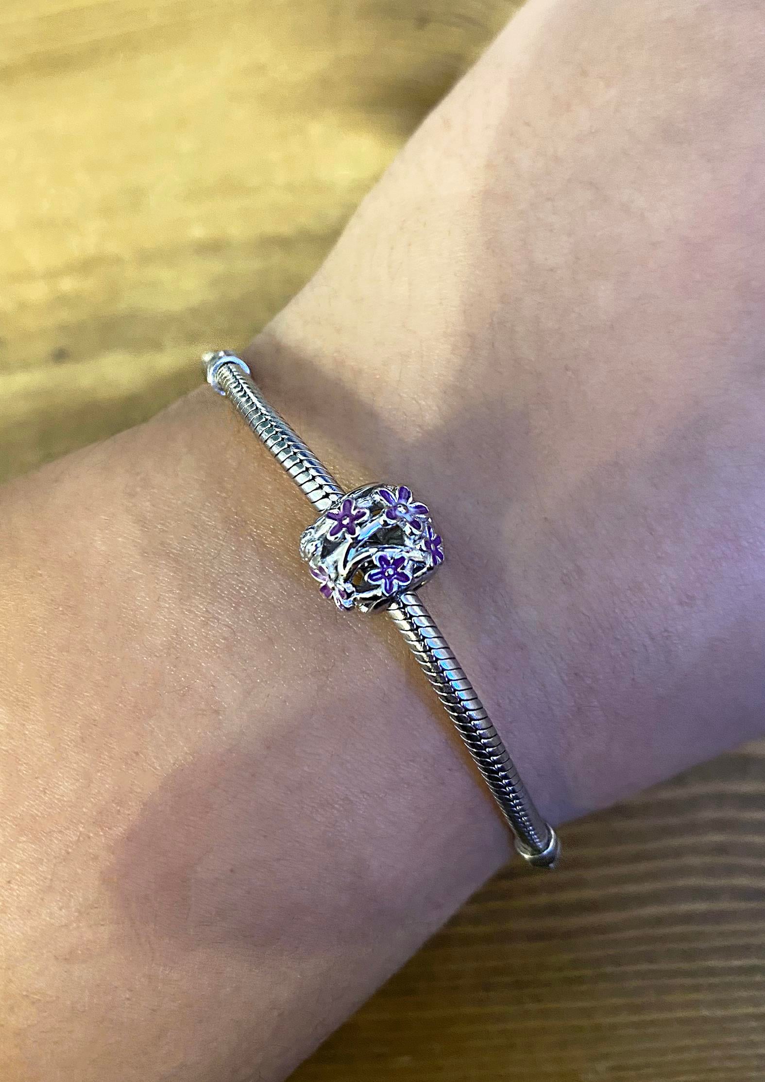 Kadın Mor Çiçeklerle Çevrili Gümüş Top Charm