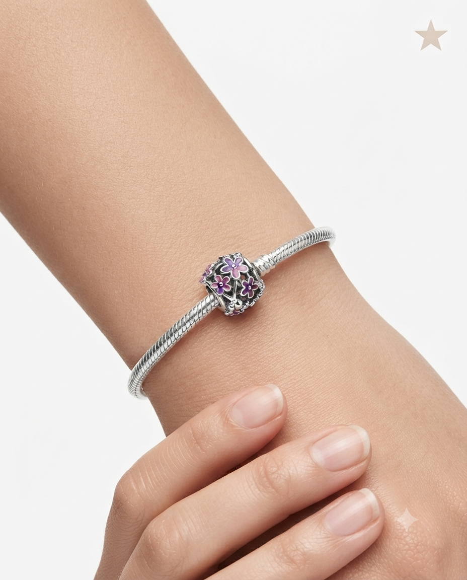 Kadın Mor Çiçeklerle Çevrili Gümüş Top Charm
