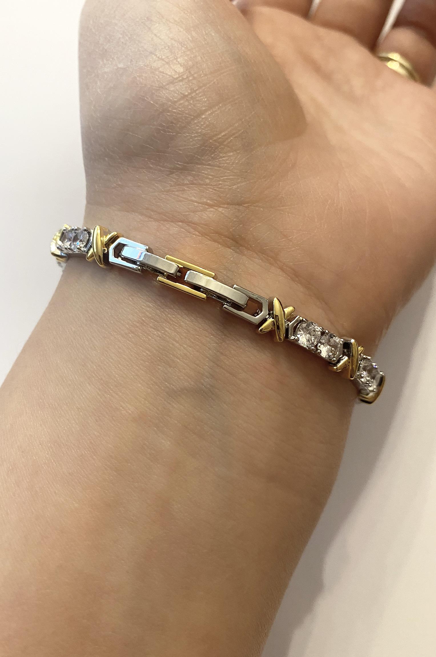 Kadın Sarı Renk Detay Şık Çelik Bileklik