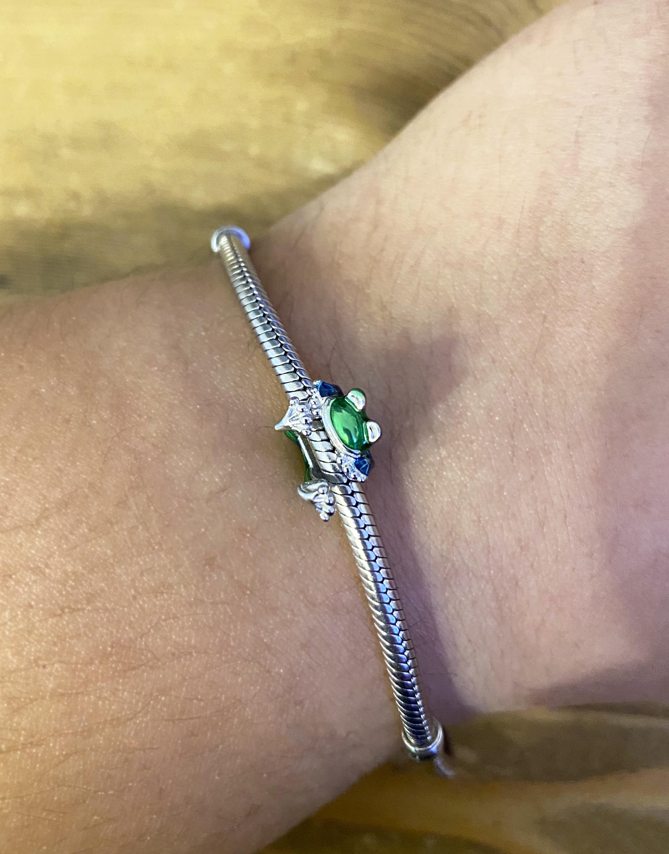 Kadın Sarılan Kurbağa Model Gümüş Charm  