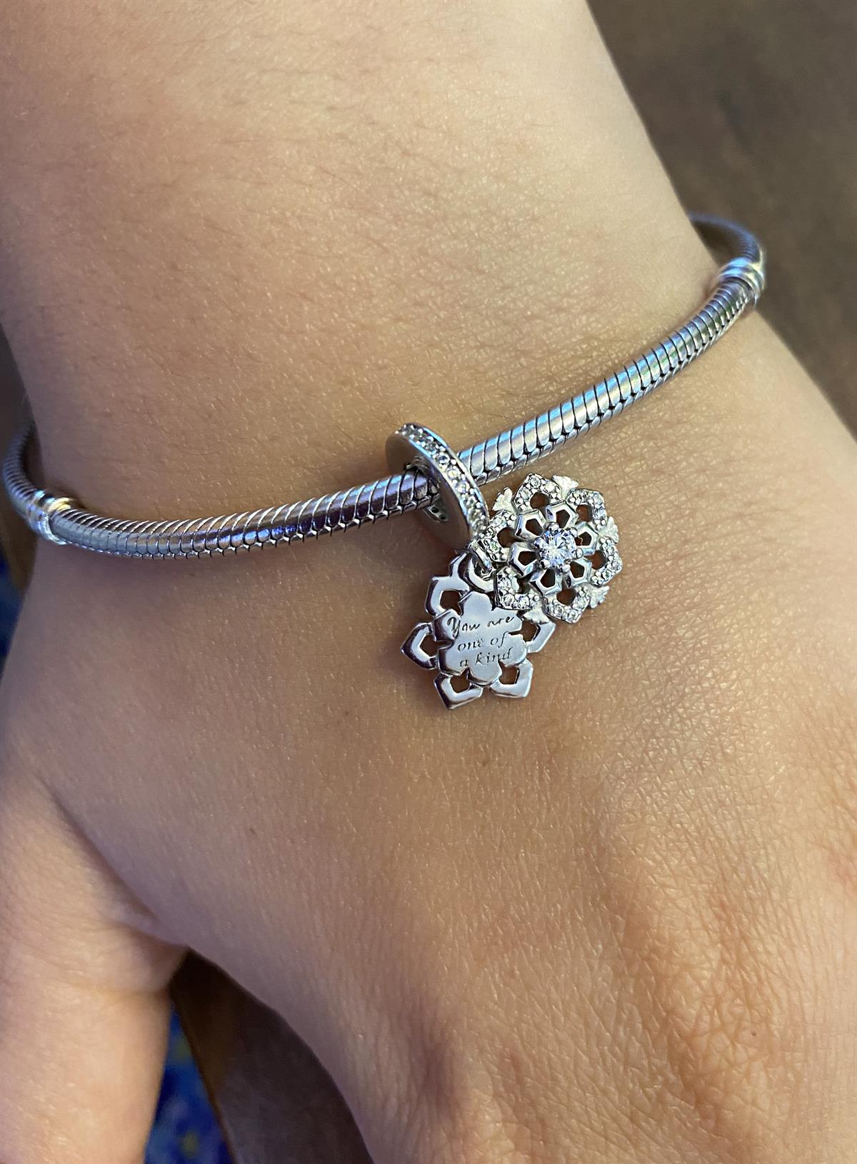 Kadın Sen Özel Birisin Yazılı Çiçek Model Gümüş Charm