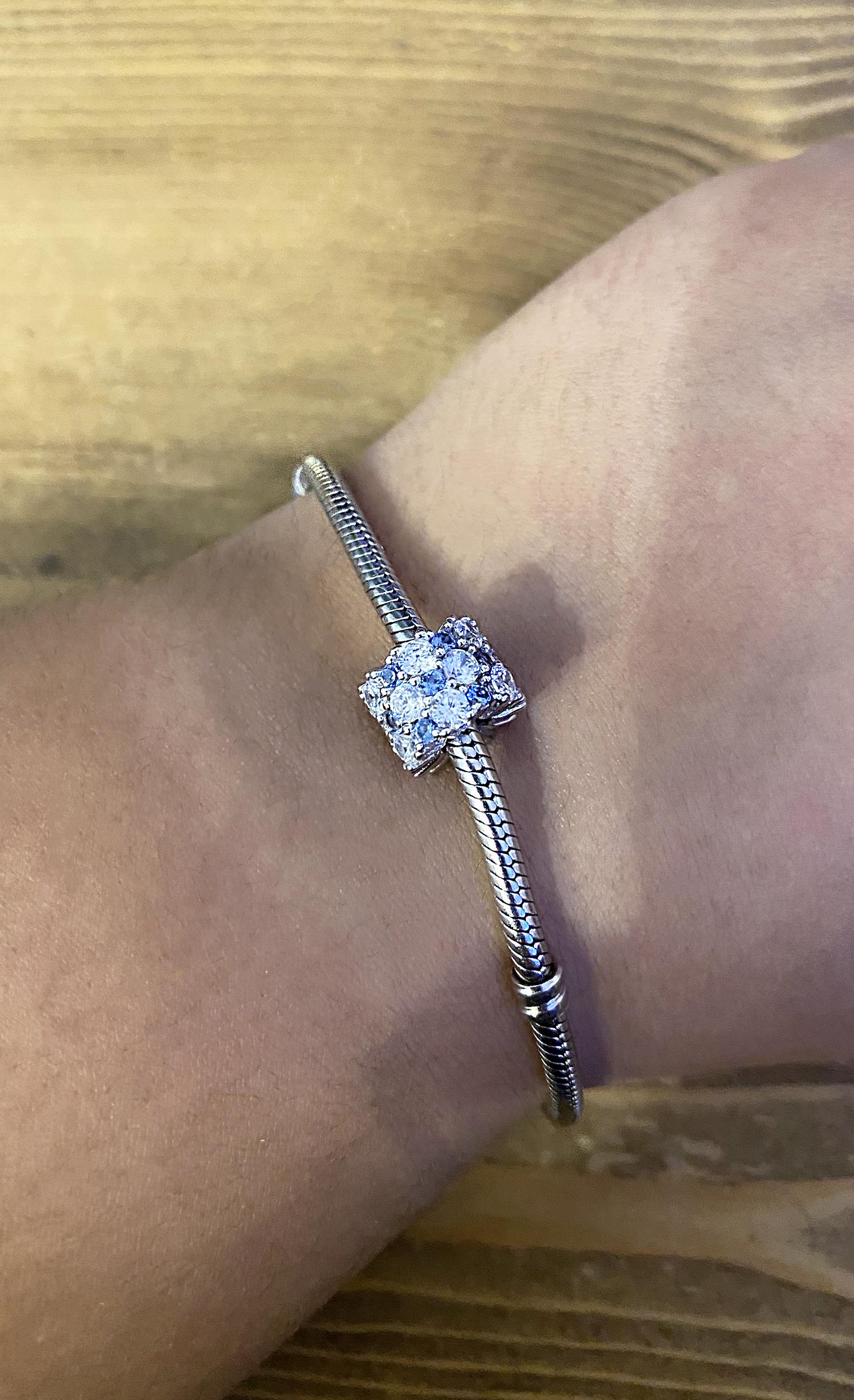 Kadın Sıralı Mavi Taş Model Gümüş Charm