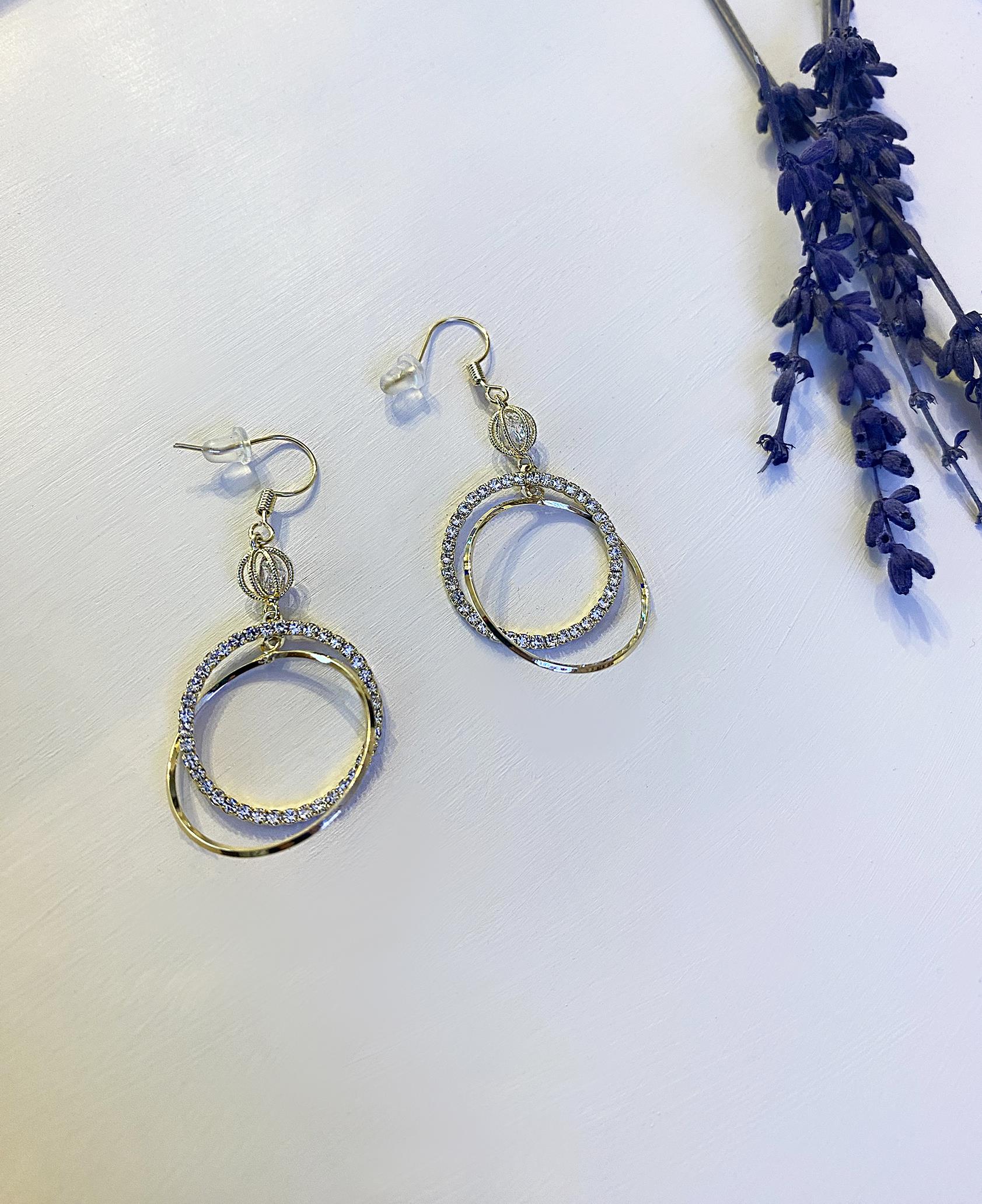 Kadın Gold Detay Taşlı Tasarım Model Sallantılı Çelik Küpe 