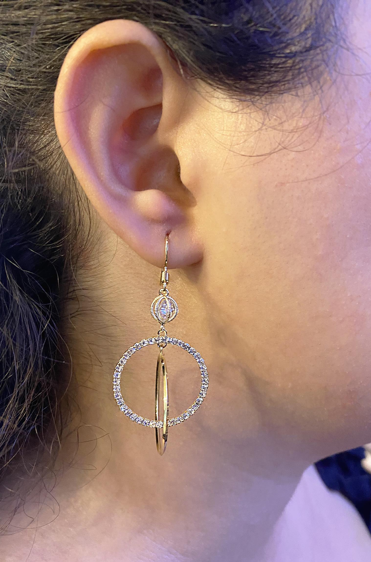 Kadın Gold Detay Taşlı Tasarım Model Sallantılı Çelik Küpe 