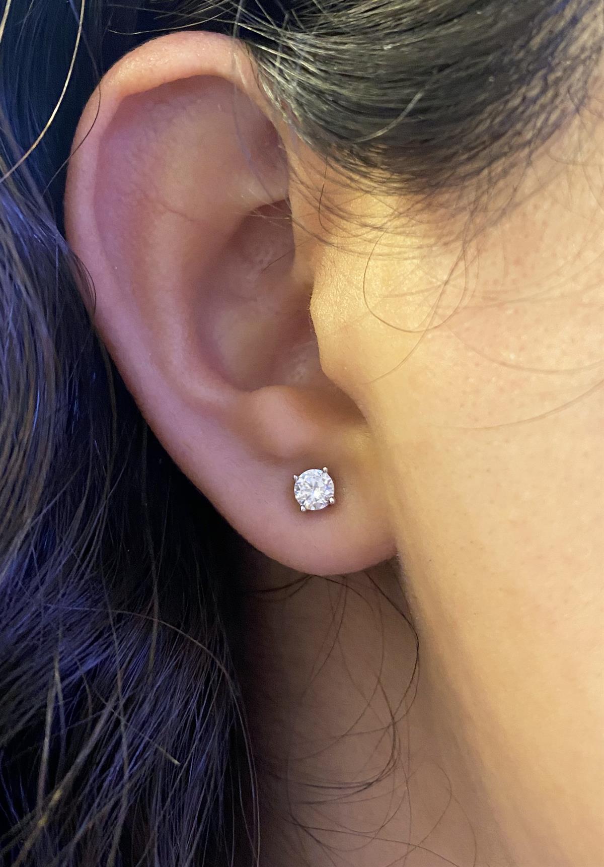 Kadın Tek Taş Dört Kenarlı Gümüş Nokta Küpe