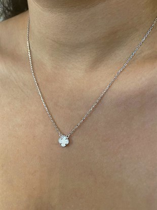 Bayan Beyaz Renk Tekli Yonca Model Gümüş Kolye