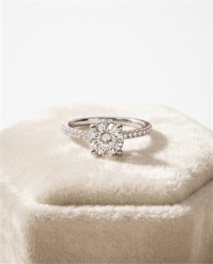 Bayan Yuvarlak Model Yanları Taşlı Tektaş Gümüş Yüzük