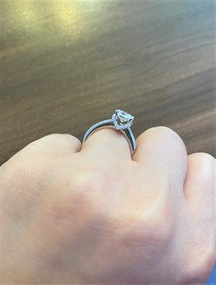 Bayan Yuvarlak Model Yanları Taşlı Tektaş Gümüş Yüzük