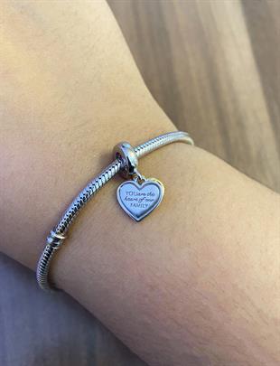 Kadın Anne Sevgisi Temalı Sen Ailenin Kalbisin Yazılı Gümüş Charm