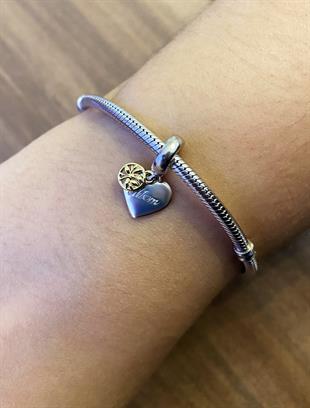 Kadın Anne Sevgisi Temalı Sen Ailenin Kalbisin Yazılı Gümüş Charm