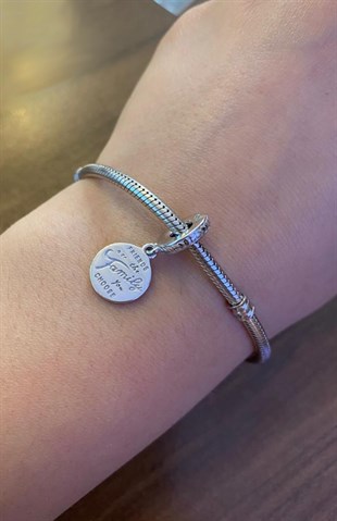 Kadın Arkadaş Temalı Gümüş Charm