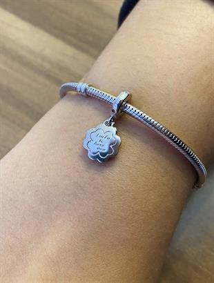 Kadın Arkadaş Temalı Sana Sahip Olduğum İçin Şanslıyım Yazılı Gümüş Charm