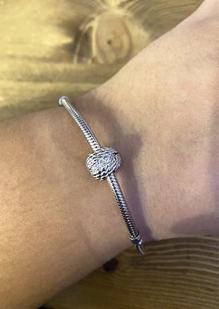 Kadın Çatlamış Yumurtanın İçindeki Güzellik Temalı Gümüş Charm