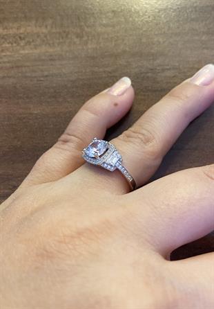 Kadın Çerçeveli Tektaş Model Taşlı Gümüş Yüzük