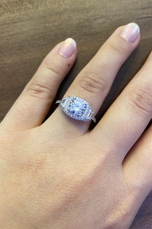 Kadın Çerçeveli Tektaş Model Taşlı Gümüş Yüzük