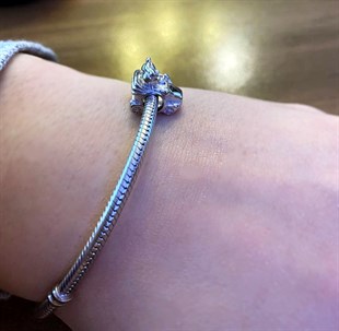 Kadın Çizgi Film Karakterli Araba Temalı Gümüş Charm