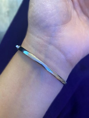 Kadın Dalga Model Taşlı Gümüş Bilezik