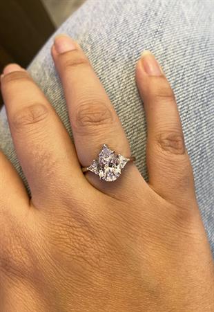 Kadın Damla Model Kenarları Üçgen Taş Detay Gümüş Yüzük