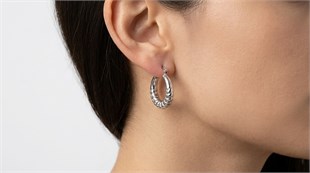 Kadın Desenli Halka Model Silver Renk Gümüş Küpe