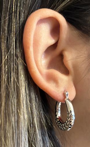 Kadın Desenli Halka Model Silver Renk Gümüş Küpe