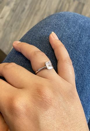 Kadın Dikdörtgen Model Tektaş Gümüş Yüzük