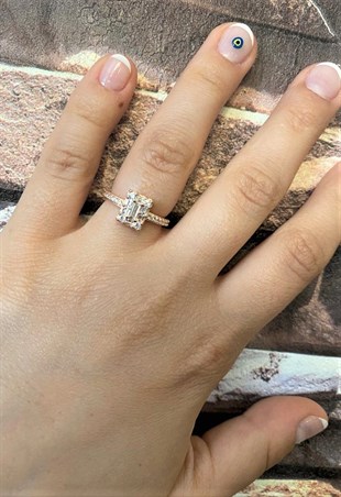 Kadın Dİkdörtgen Kenarları Taşlı Gümüş Yüzük