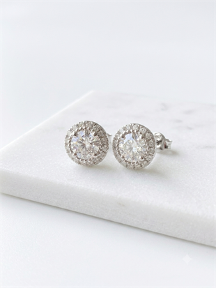 Kadın Etrafı Taşlarla Çevrili Moissanite Taşlı Gümüş Küpe
