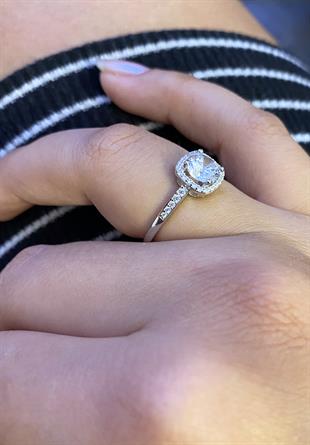 Kadın Kare Çerçeve Model Taşlı Gümüş Yüzük