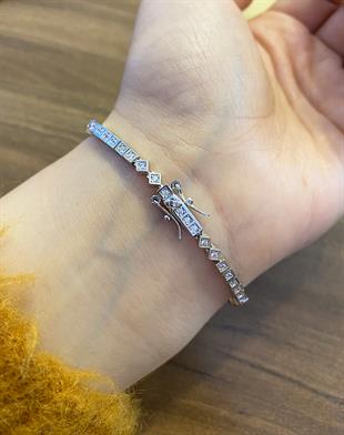 Kadın Kare Detay Sıralı Taş Model Gümüş Bileklik