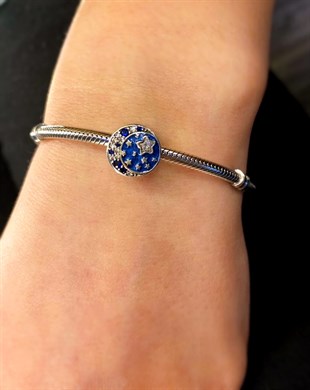 Kadın Maviler Altında Yıldızlar ve Ay Gümüş Charm