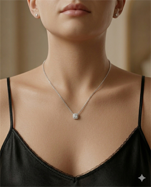 Kadın Moissanite Taş Kare ve Etrafı Taşlarla Çevrili Gümüş Kolye 