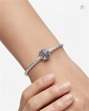 Kadın Mor Çiçeklerle Çevrili Gümüş Top Charm
