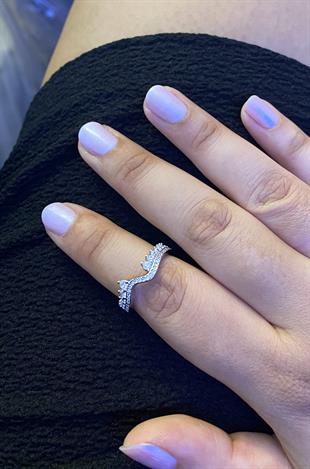 Kadın Sıralı Taş Detay Tasarım Model Taşlı Gümüş Yüzük