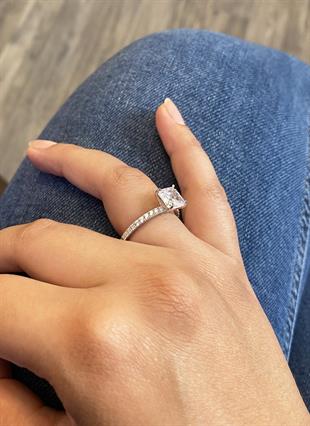 Kadın Tam Tur Kare Taş Model Gümüş Yüzük