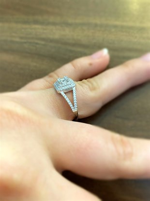 Kadın Taşlı Şık Gümüş Yüzük