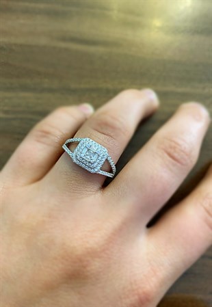 Kadın Taşlı Şık Gümüş Yüzük