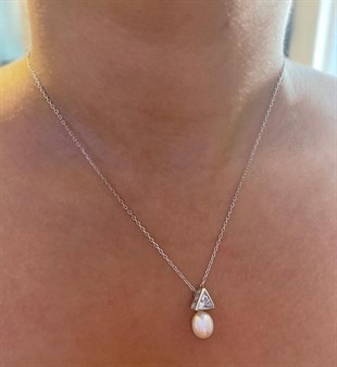 Kadın Üçgen ve İnci Model Gümüş Kolye