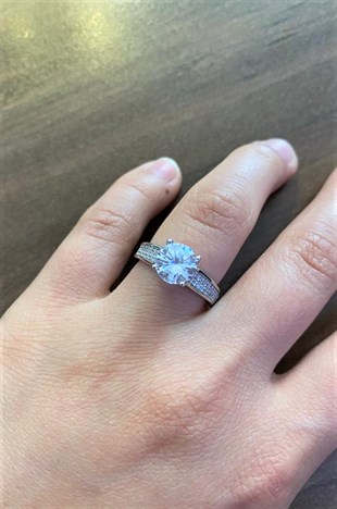 Kadın Yan Tarafları Taş Detaylı Tektaş Gümüş Yüzük