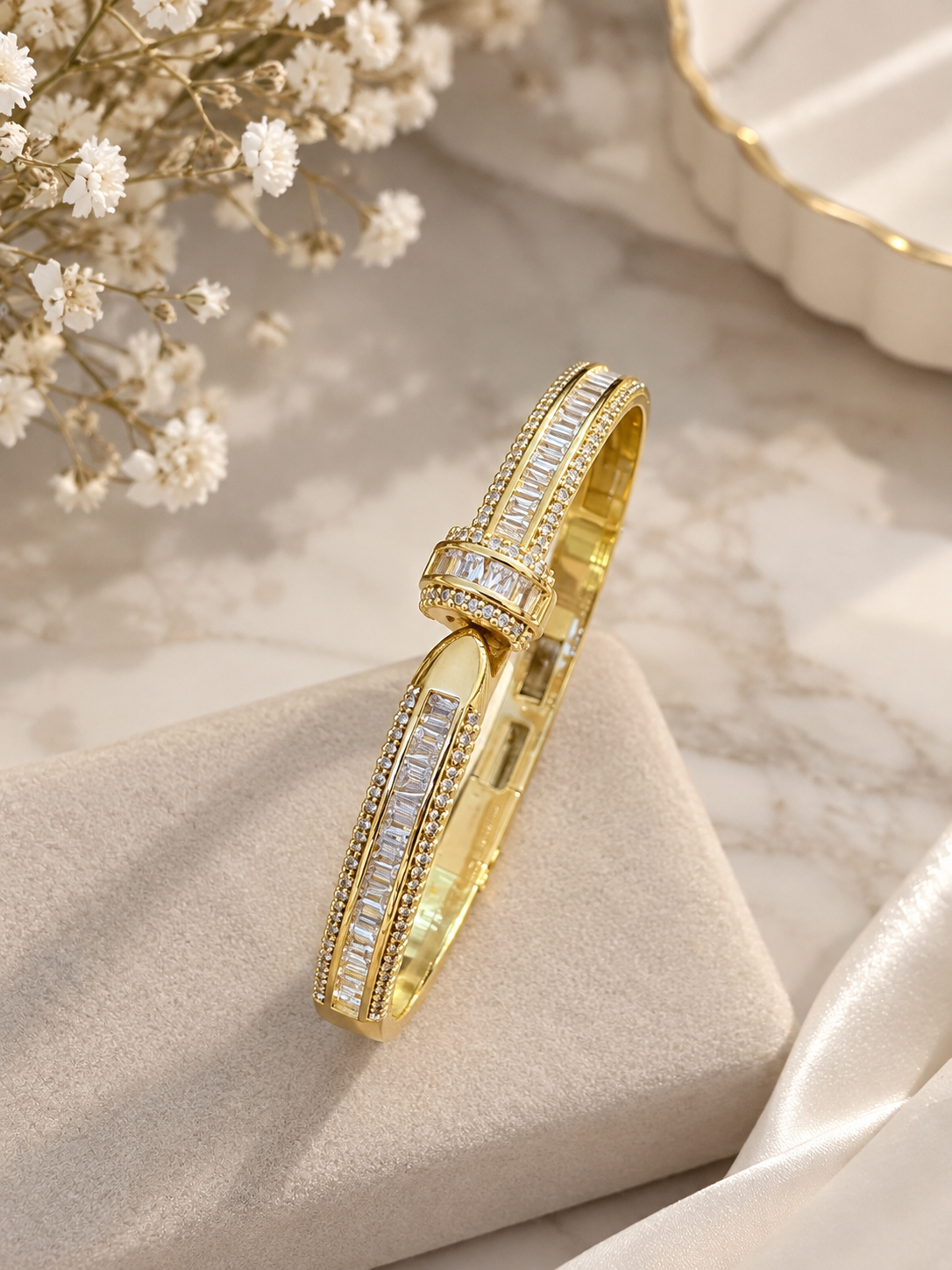 Kadın Love Model Baget Taş Detay Gold Renk Şık Çelik Bilezik
