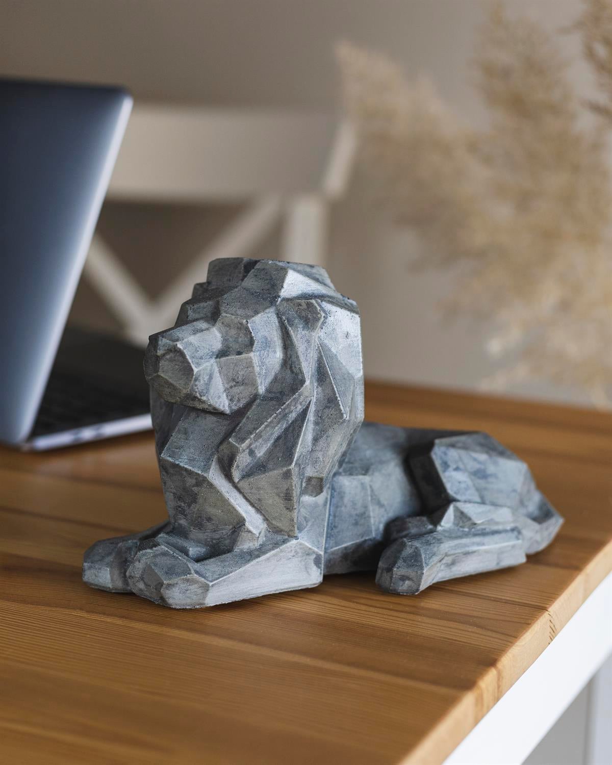 Beton Köşeli Aslan