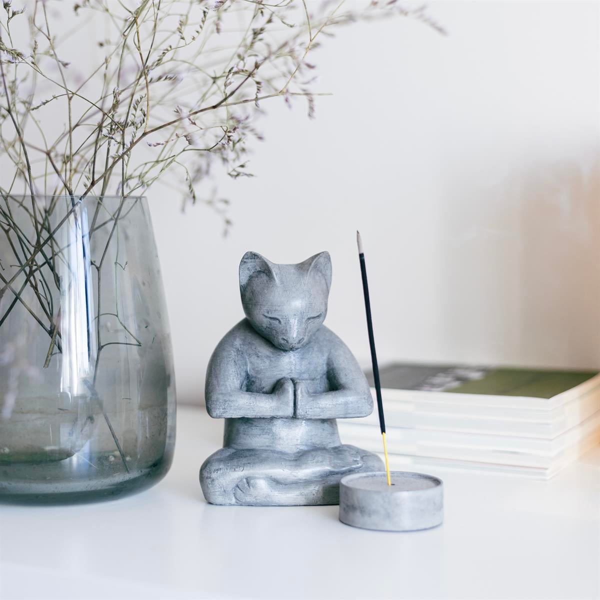 Beton Meditasyon Kedi-Tütsülük