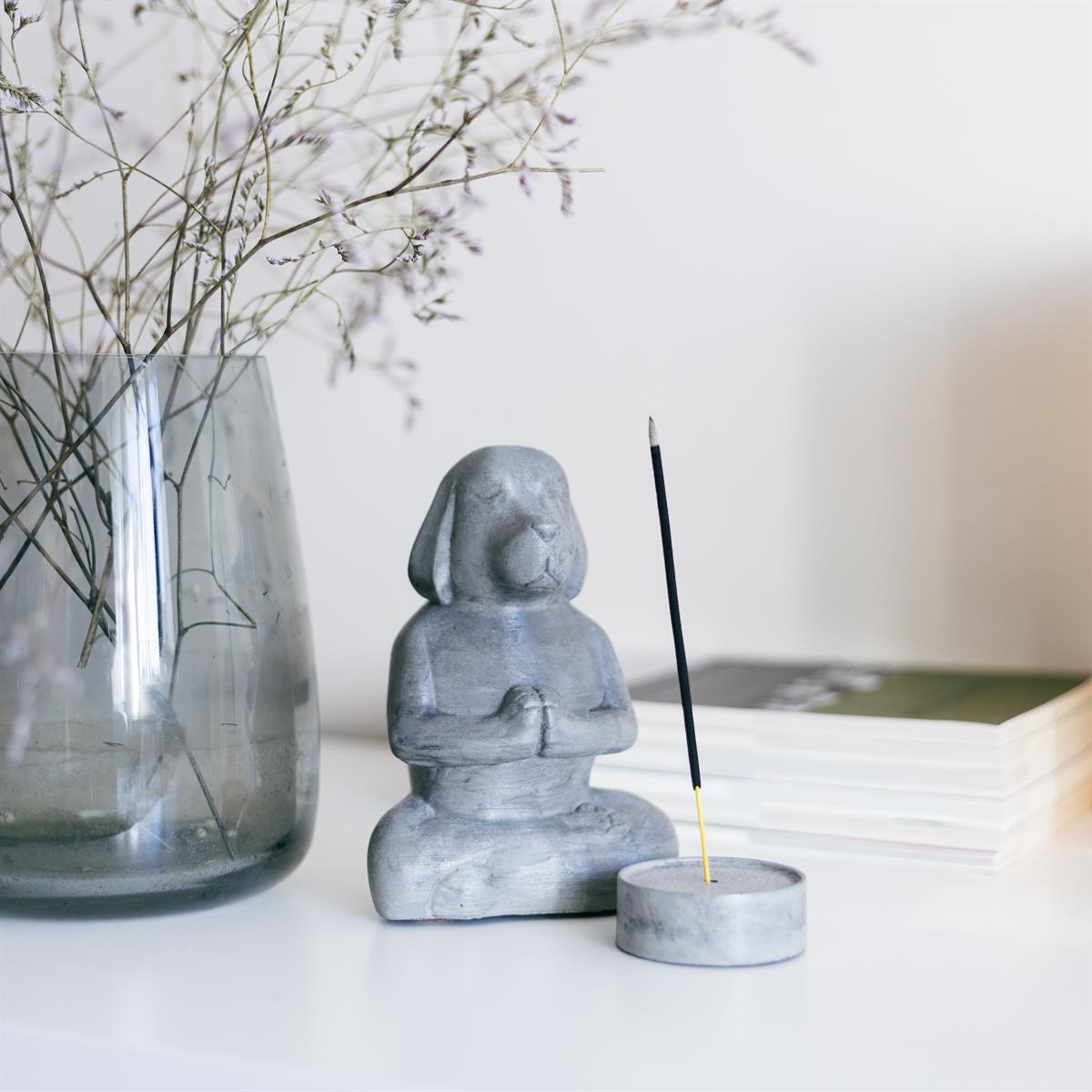 Beton Meditasyon Köpek-Tütsülük