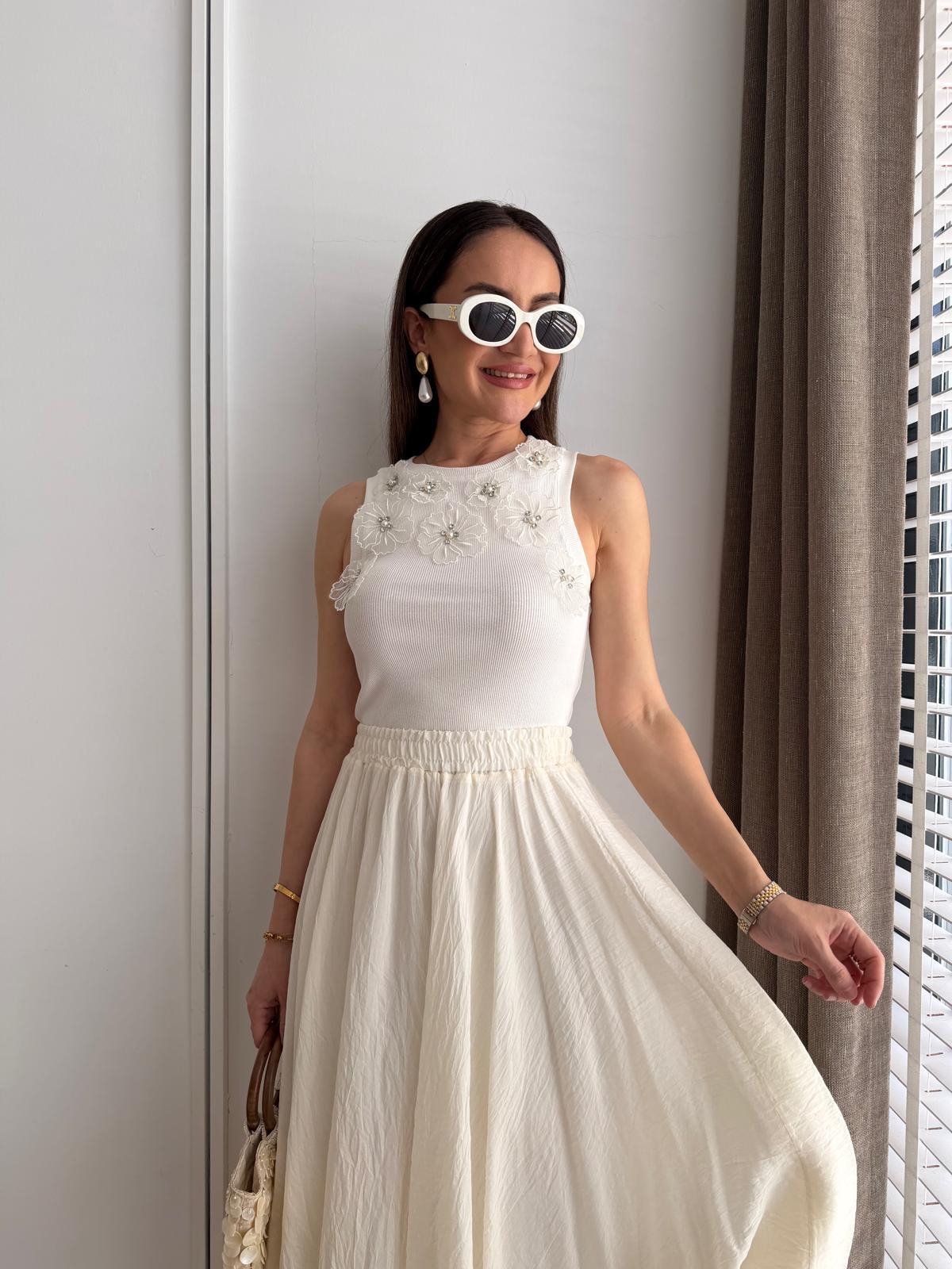 Beyaz Çiçek Aksesuarlı Fitilli Sıfır Kol Body 8217